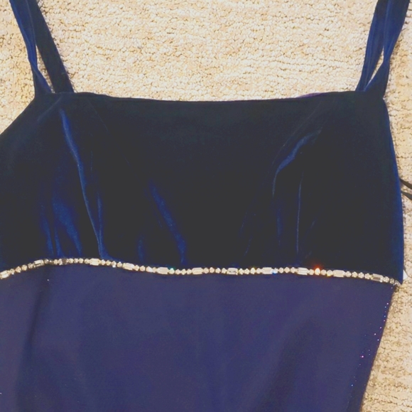 Beautiful dress - Picture 3 of 6